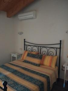 um quarto com uma cama com uma cabeceira preta em B&B Al Lauro em Asolo
