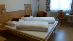 Postel nebo postele na pokoji v ubytování Gästehaus Manuela - Familie Rantner