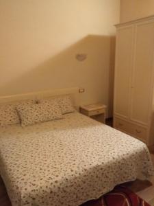 um quarto com uma cama com uma colcha branca em B&B Al Lauro em Asolo