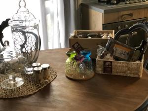 een houten tafel met glazen flessen erop bij B&b Slow life in Marina di Camerota