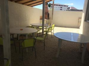 a group of tables and chairs in a room at Vila Bordei Verde in Mamaia Sat/Năvodari