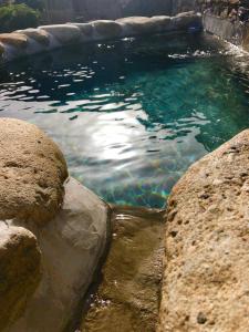 una piscina d'acqua con rocce di fronte di U Fragnu a Omessa