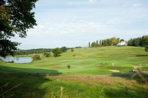 - une vue sur un parcours de golf avec un étang dans l'établissement Maison d'hôte Iparra- Pays Basque, à Arcangues