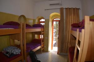 Bunk bed o mga bunk bed sa kuwarto sa Palm Hostel