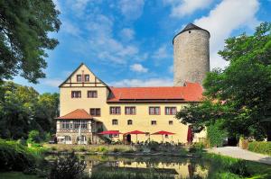 duży budynek z wieżą na górze w obiekcie Hotel & Spa Wasserschloss Westerburg w mieście Westerburg