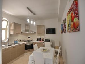 A kitchen or kitchenette at Le Villette - Taormina
