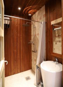 uma casa de banho com um chuveiro e um lavatório. em Les Appartements de la Victoire, Centre-ville, Possibilité Parking GRATUIT em Bordeaux