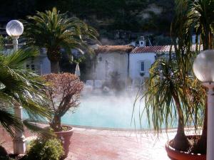 Bazén v ubytování Semiramis Hotel De Charme & Pools nebo v jeho okolí