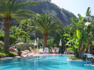 Bazén v ubytování Semiramis Hotel De Charme & Pools nebo v jeho okolí