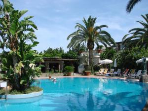 Bazén v ubytování Semiramis Hotel De Charme & Pools nebo v jeho okolí