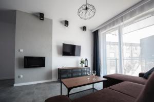 Telewizja i/lub zestaw kina domowego w obiekcie Unique 3City Apartments - Grey Apartment