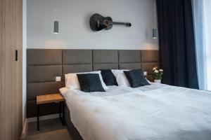 Łóżko lub łóżka w pokoju w obiekcie Unique 3City Apartments - Grey Apartment