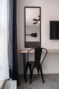 Telewizja i/lub zestaw kina domowego w obiekcie Unique 3City Apartments - Grey Apartment
