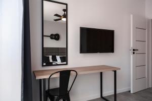 Telewizja i/lub zestaw kina domowego w obiekcie Unique 3City Apartments - Grey Apartment