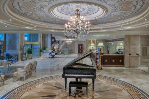 - un piano à queue dans le salon doté d'un lustre dans l'établissement Elite World Istanbul Taksim Hotel, à Istanbul