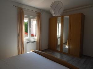een slaapkamer met een grote spiegel en een raam bij Lasan in Vodice