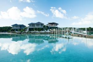喬治城的住宿－Kahari Resort, a Peace and Plenty Resort Property，水面上一排房屋,有码头