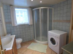 ベルグにあるLa Maison des Sorcièresのバスルーム(シャワー、洗濯機付)