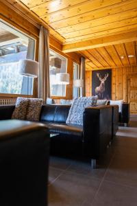 Hôtel Alpina - Swiss Ski & Bike Lodge Grimentz的休息区