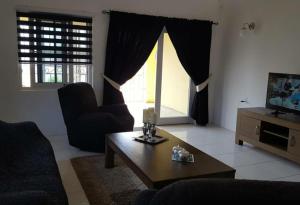un salon avec un canapé et une table basse dans l'établissement Villa Mila, 4 Bedroom holiday home with private pool and tropical view in a quiet residential area of Willemstad, Curacao, à Willemstad