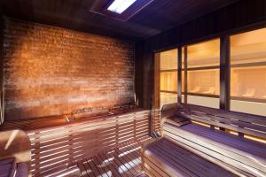 un sauna avec des bancs et un mur en briques dans l'établissement Elite World Istanbul Taksim Hotel, à Istanbul
