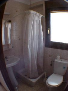エンプリアブラバにある010 Segre Aptのバスルーム(トイレ、洗面台付)