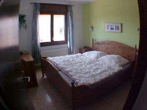 エンプリアブラバにある010 Segre Aptの窓付きの部屋にベッド付きのベッドルーム1室があります。