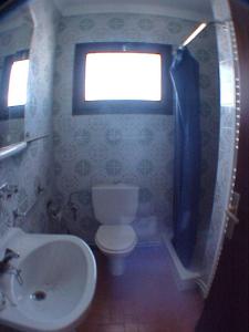 エンプリアブラバにある010 Segre Aptのバスルーム(トイレ、洗面台付)、窓が備わります。