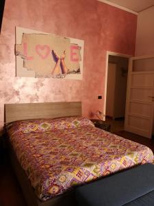 ナポリにあるB&B Smiling Naplesのベッドルーム1室(掛け布団付きのベッド1台付)