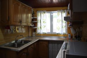 una cocina con fregadero y ventana en Villa Caramelo, en Castril