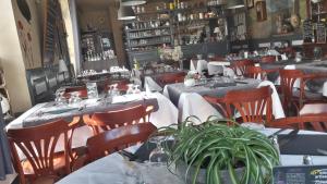 Restaurant o iba pang lugar na makakainan sa Logis Hôtel Le Relais Des Remparts