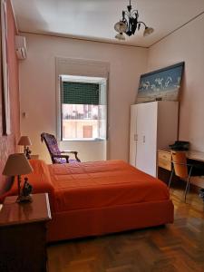 Un pat sau paturi într-o cameră la B&B Smiling Naples