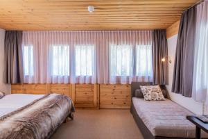 Voodi või voodid majutusasutuse Hôtel Alpina - Swiss Ski & Bike Lodge Grimentz toas