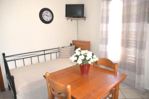 Televízia a/alebo spoločenská miestnosť v ubytovaní Ifigenia Apartments