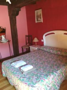 a bedroom with a bed with two towels on it at Casa Batit in Viscarret-Guerendiáin