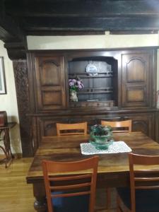 een eetkamer met een houten tafel en stoelen bij Casa Batit in Viscarret-Guerendiáin