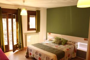 Postel nebo postele na pokoji v ubytování Hostal La Ribera del Júcar