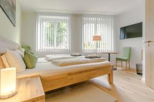 um quarto com uma grande cama de madeira num quarto em Hotel Johnsburg em Uelzen