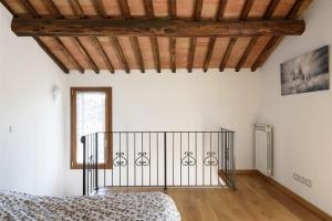 シエナにあるVilla degli olivi Natureの木製の天井が特徴のベッドルーム1室(ベッド1台付)