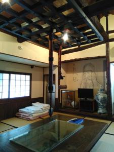 une chambre avec une table en verre dans l'établissement 艸風舎 Soufusha, à Arita