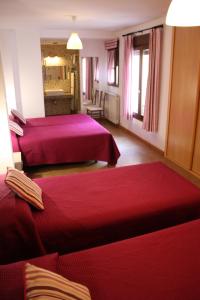 Postel nebo postele na pokoji v ubytování Hostal La Ribera del Júcar