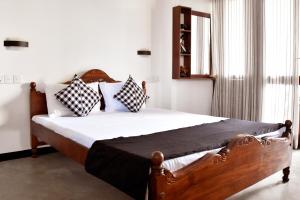 Кровать или кровати в номере Villa A & A Hikkaduwa