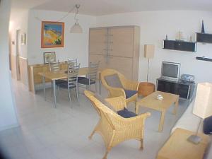 エンプリアブラバにあるPuerto Rico 6のリビングルーム(テーブル、椅子、ソファ付)