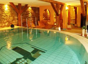 Бассейн в Hotel & Spa Wasserschloss Westerburg или поблизости