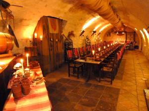 ein langes Esszimmer mit einem langen Tisch mit Kerzen in der Unterkunft Hotel & Spa Wasserschloss Westerburg in Westerburg