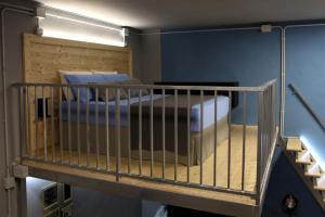 1 dormitorio con litera y escalera en Loft 72 en Margherita di Savoia