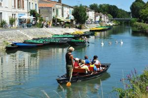 een groep mensen in een boot op een rivier bij La Libellule in Coulon
