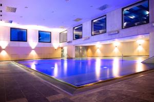 Der Swimmingpool an oder in der Nähe von Alpenlove - Adult SPA Hotel