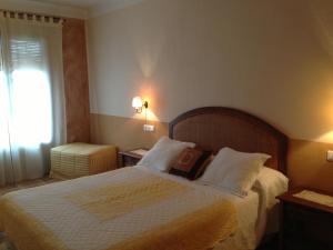 A bed or beds in a room at Hotel Sierra Quilama