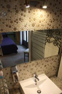 Postel nebo postele na pokoji v ubytování Hostal La Ribera del Júcar